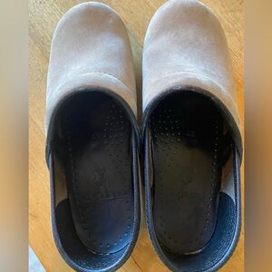 Dansko  EUC 37. US 6.5. Beautiful Fawn Suede